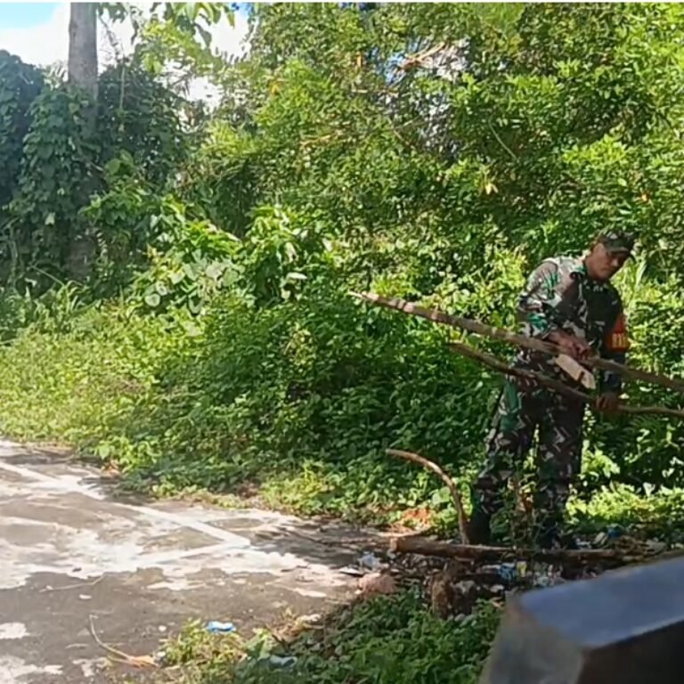 Babinsa Setia Bakti dan Warga Gotong Royong Bersihkan Lingkungan TK Mekar Karya