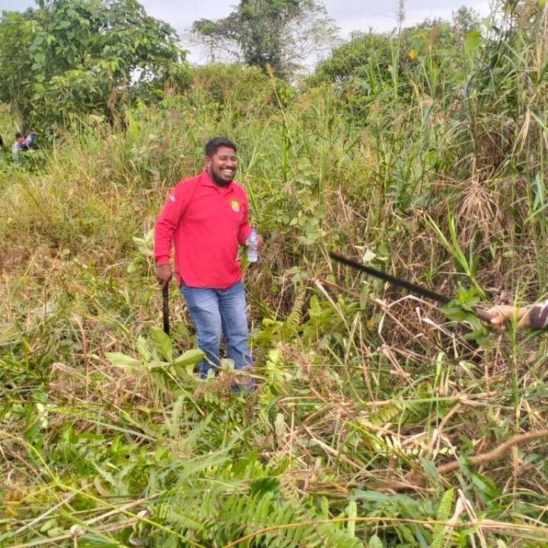 Gotong Royong Jumat Bersih di Kutai Timur, Babinsa Perkuat Sinergi dengan Masyarakat
