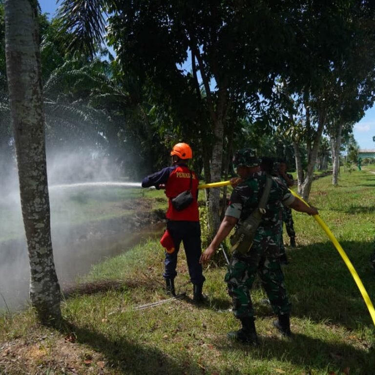 Asah Kemampuan Tanggap Darurat, Prajurit Korem 012/TU Jalani Simulasi Pemadaman Kebakaran