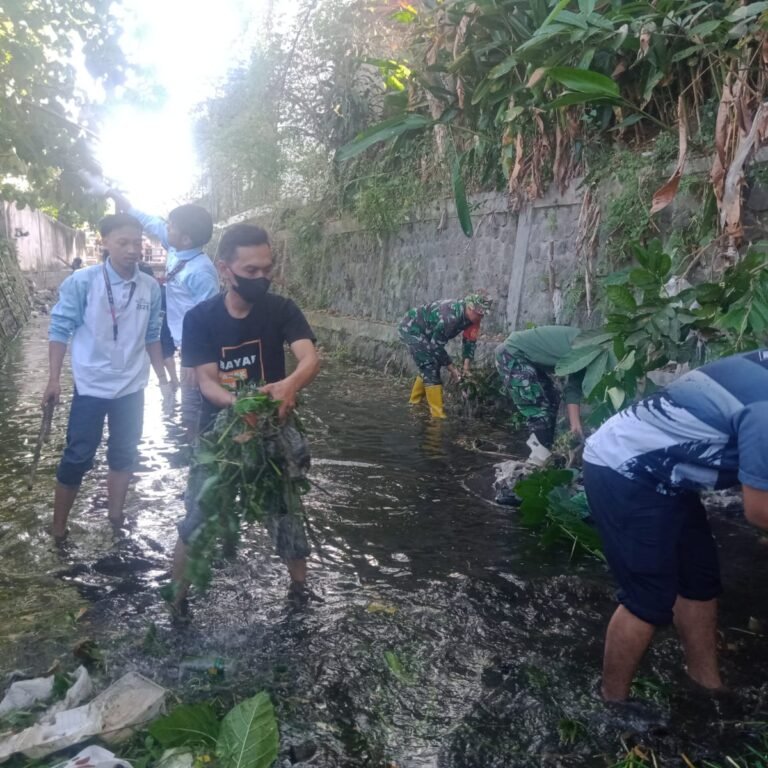 TNI dan Warga Gotong Royong Bersihkan Aliran Sungai di Kepanjenkidul