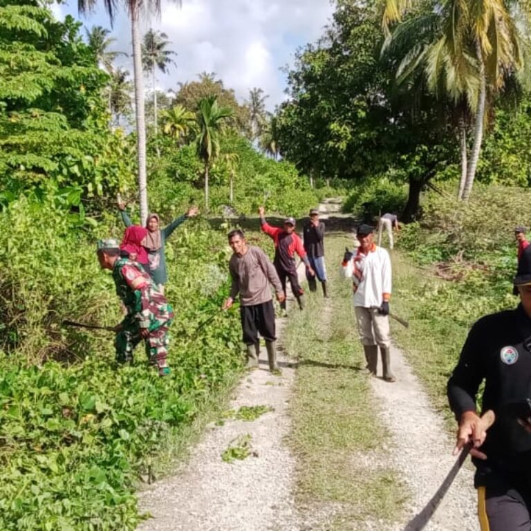 Semangat Gotong Royong, Babinsa Koramil Salang Ajak Warga Peduli Kebersihan Lingkungan