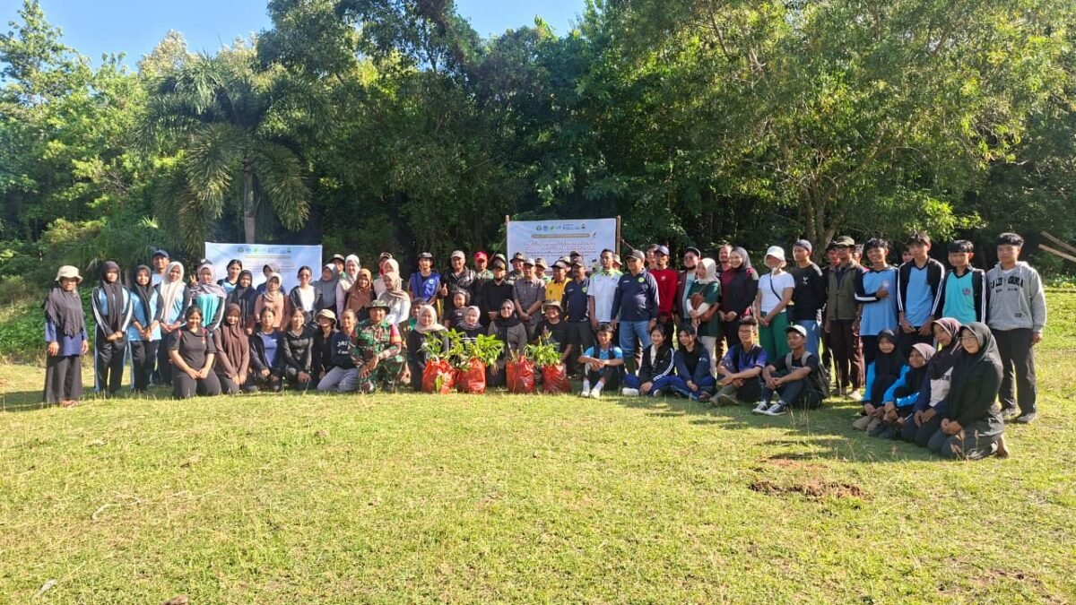 Kodim 1203/Ketapang Dukung Restorasi Pesisir, Ratusan Bibit Mangrove Ditanam di Pantai Celincing