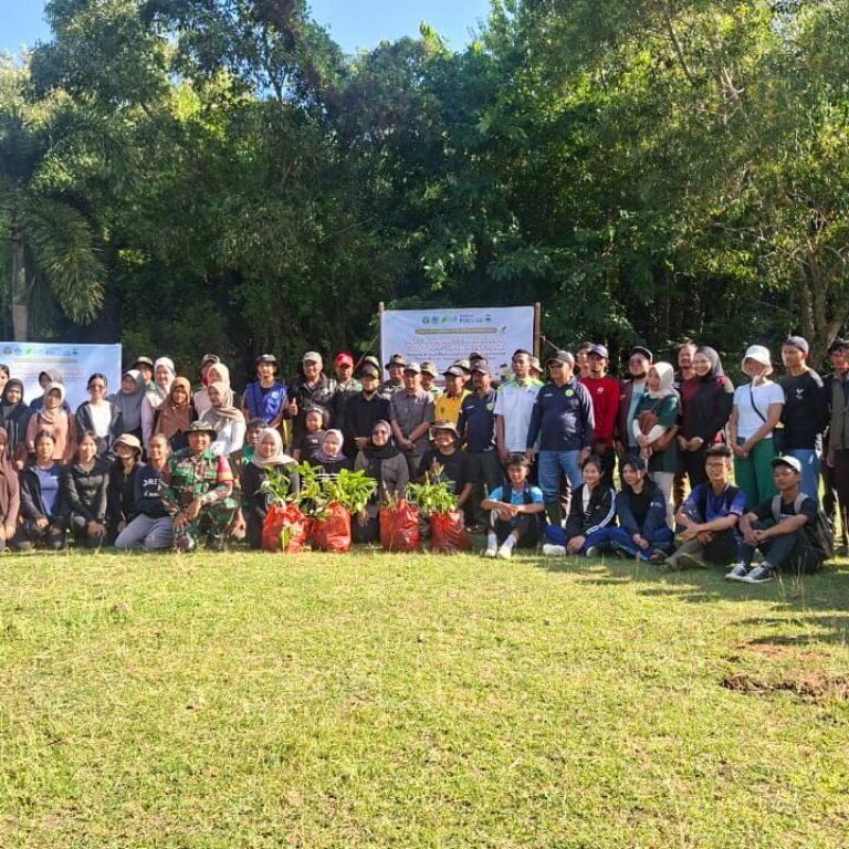 Kodim 1203/Ketapang Dukung Restorasi Pesisir, Ratusan Bibit Mangrove Ditanam di Pantai Celincing