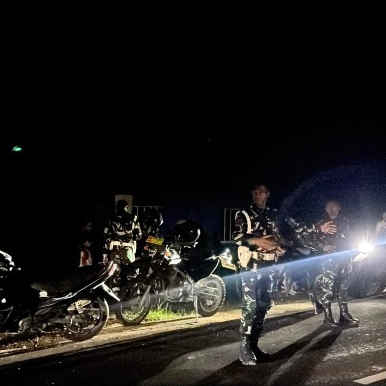 Yonif TP 859/RBK Hadir Menjaga Ketenangan Warga Melalui Patroli Keamanan Malam Hari