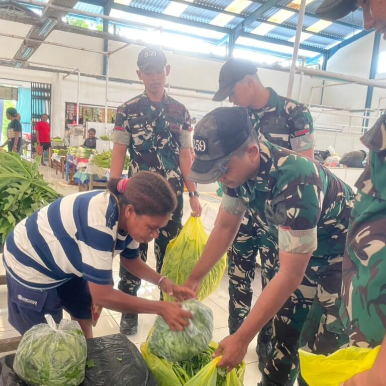 Dukung Usaha Rakyat, Yonif TP 859/RBK Serap Hasil Jualan Pedagang Pasar Sentral Supiori