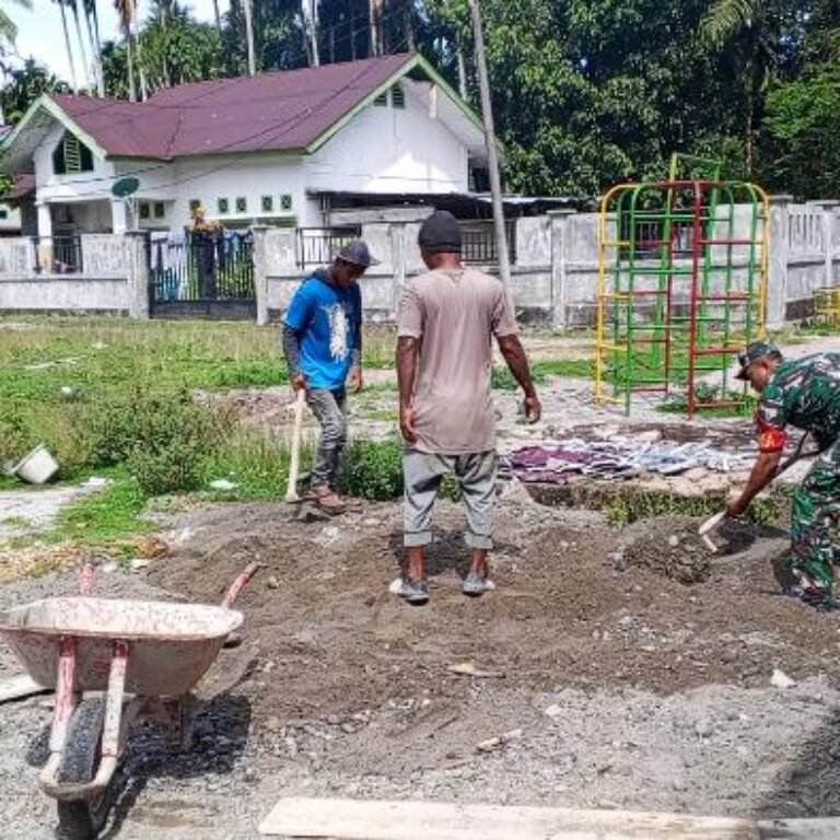 Babinsa Setia Bakti dan Warga Gotong Royong Timbun Halaman TK Sejahtera Demi Kenyamanan Belajar Anak