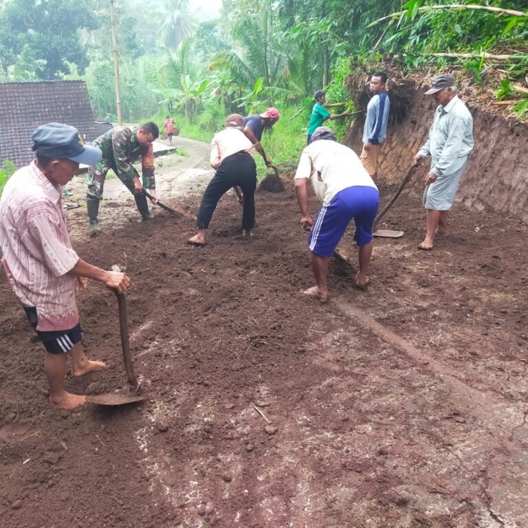 Kemanunggalan TNI-Rakyat, Babinsa Banjarsari Bantu Pelebaran Jalan Lingkungan di Blitar