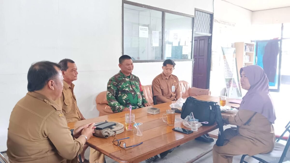 ‎Jaga Kondusivitas, Babinsa Sertu M. Beny Ari Sandi Lakukan Komunikasi Sosial di Kantor Kelurahan Lepasan