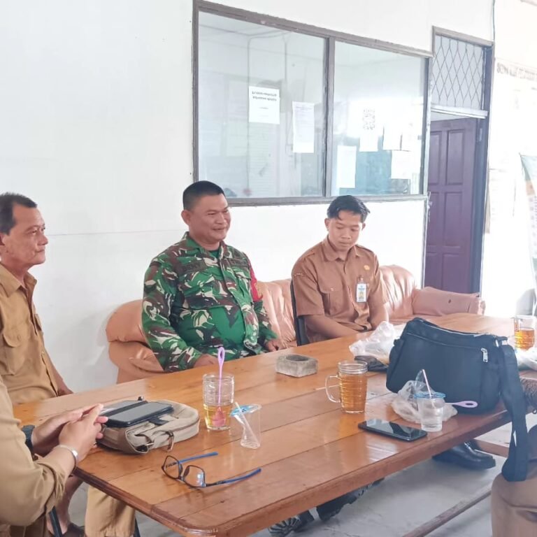 ‎Jaga Kondusivitas, Babinsa Sertu M. Beny Ari Sandi Lakukan Komunikasi Sosial di Kantor Kelurahan Lepasan