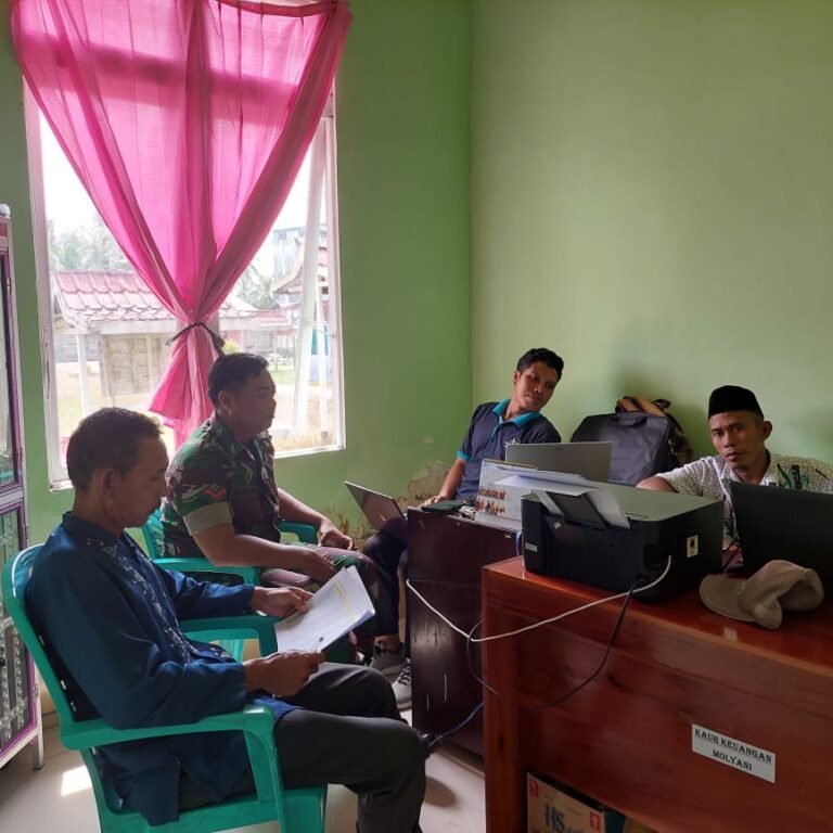 Perkuat Sinergitas, Babinsa Koramil 1203-15/Teluk Batang Laksanakan Puldata Ter Bersama Perangkat Desa