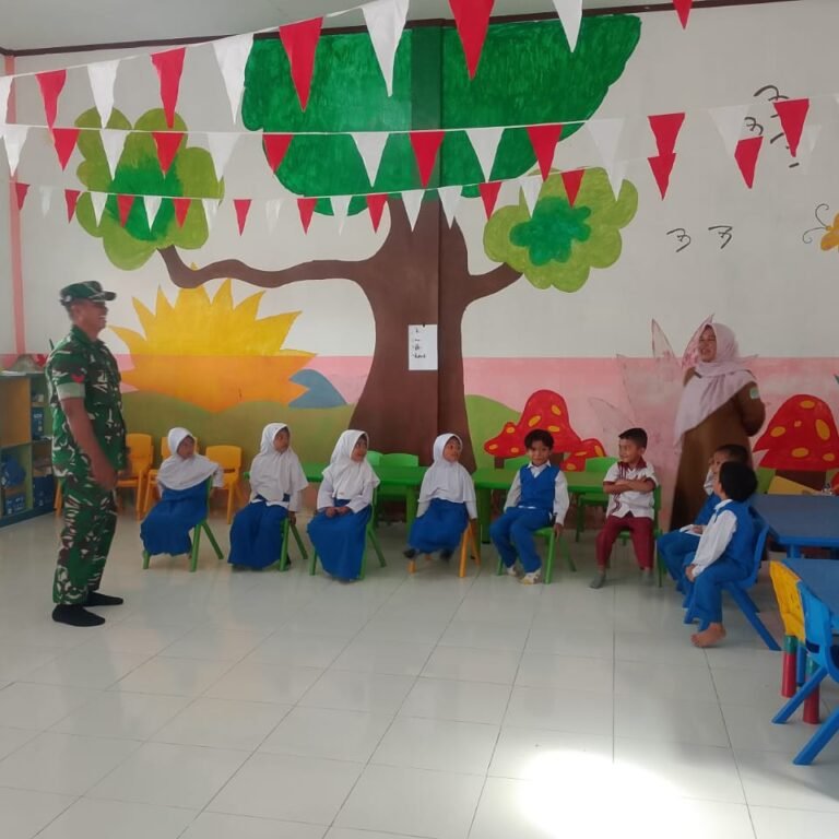 Dengan Metode Edukatif dan Interaktif, Babinsa Panga Tanamkan Semangat Cinta Tanah Air kepada Anak Usia Dini