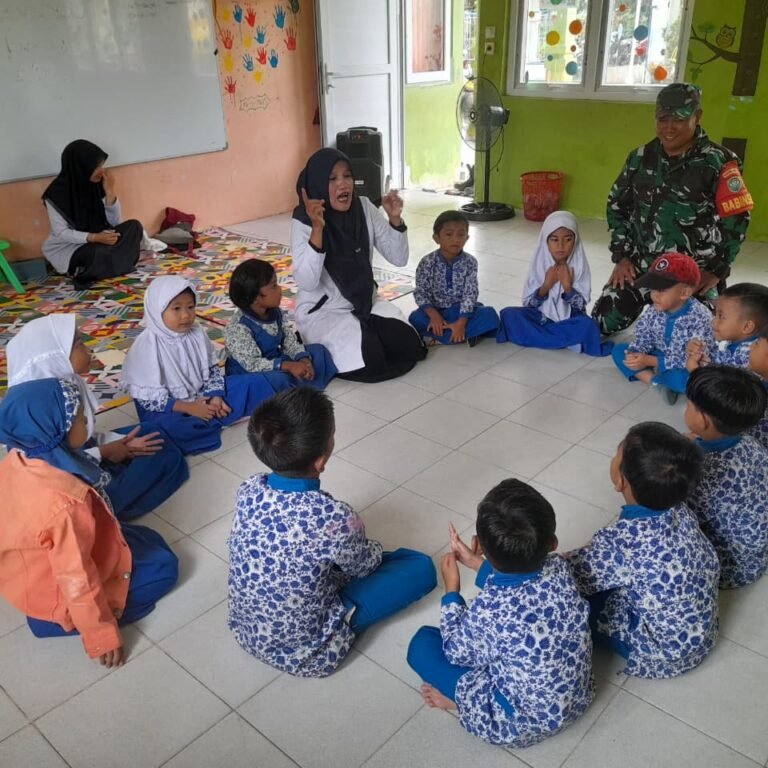 Belajar Sambil Bermain, Babinsa Teunom Tanamkan Nilai Pancasila dan Cinta Tanah Air kepada Anak TK