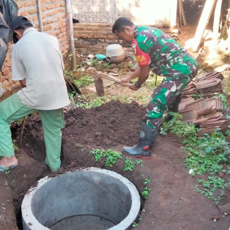 Babinsa Desa Rejoso Turun Tangan Renovasi MCK, Dorong Sanitasi Layak dan Kesejahteraan Warga