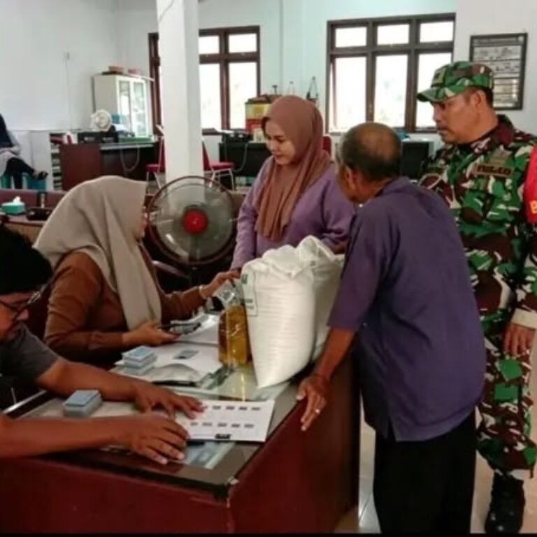 Babinsa Gampong Balohan Bantu Penyaluran Bantuan Beras dan Minyak Goreng kepada 586 KPM