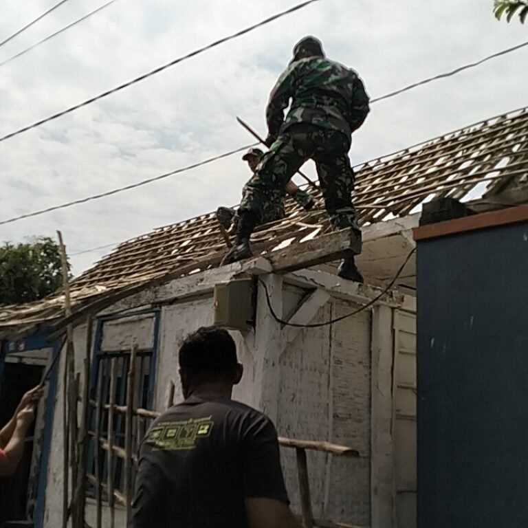 Kemanunggalan TNI-Rakyat, Babinsa Blitar Bersama Warga Rehabilitasi Rumah Milik Mursidi