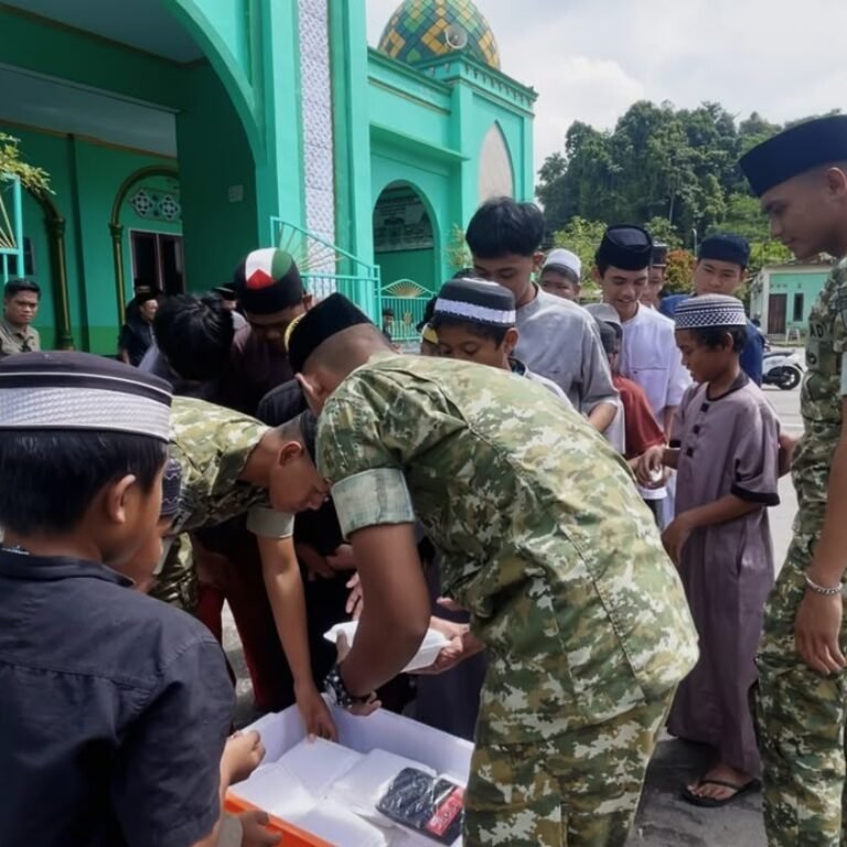 Jumat Berkah, Prajurit Yonif TP 859/RBK Berbagi Nasi Kotak dan Pererat Silaturahmi dengan Warga