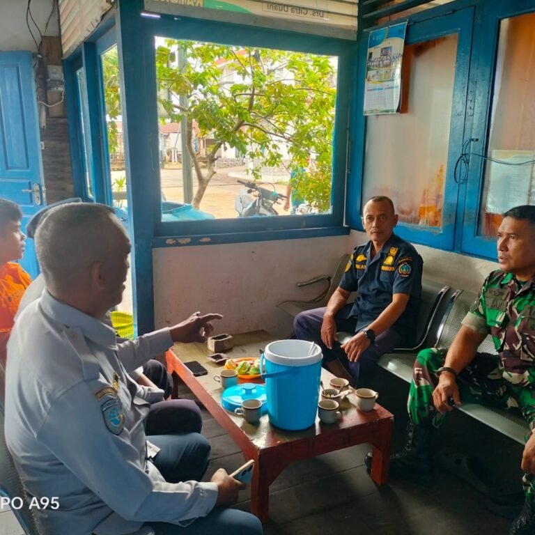Tingkatkan Sinergitas Keamanan Laut, Babinsa Teluk Batang Gelar Komsos Bersama Dishub dan Basarnas