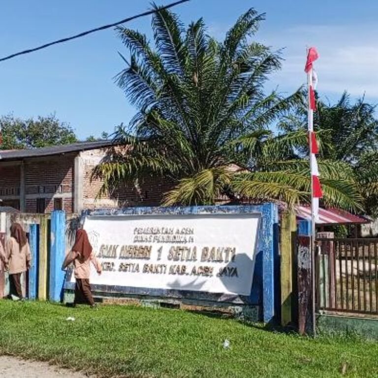 Babinsa Setia Bakti Tanamkan Nasionalisme, Siswa SMKN 1 Hiasi Sekolah dengan Umbul-Umbul Merah Putih