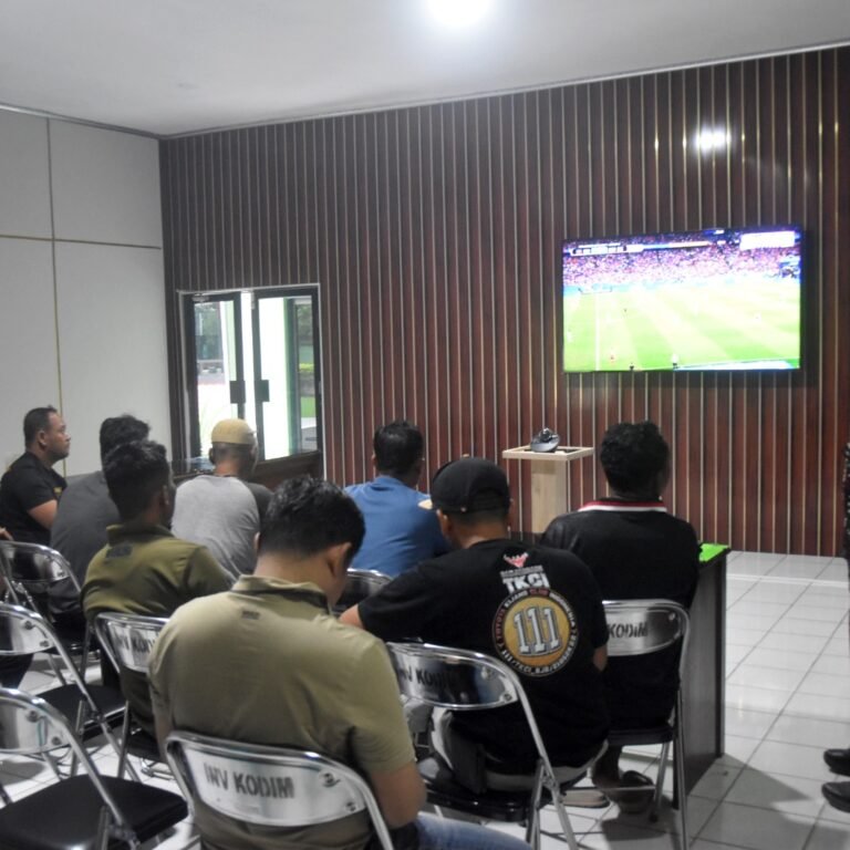 Nobar Piala Dunia 2026 di Makodim HSS Jadi Ajang Memperkuat Kebersamaan Dengan Warga