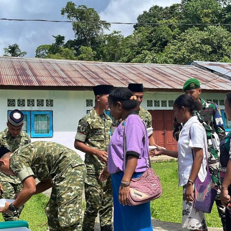 Prajurit Yonif TP 859/RBK Berbagi Kebahagiaan Melalui Bakti Sosial di GKI Immanuel Masram