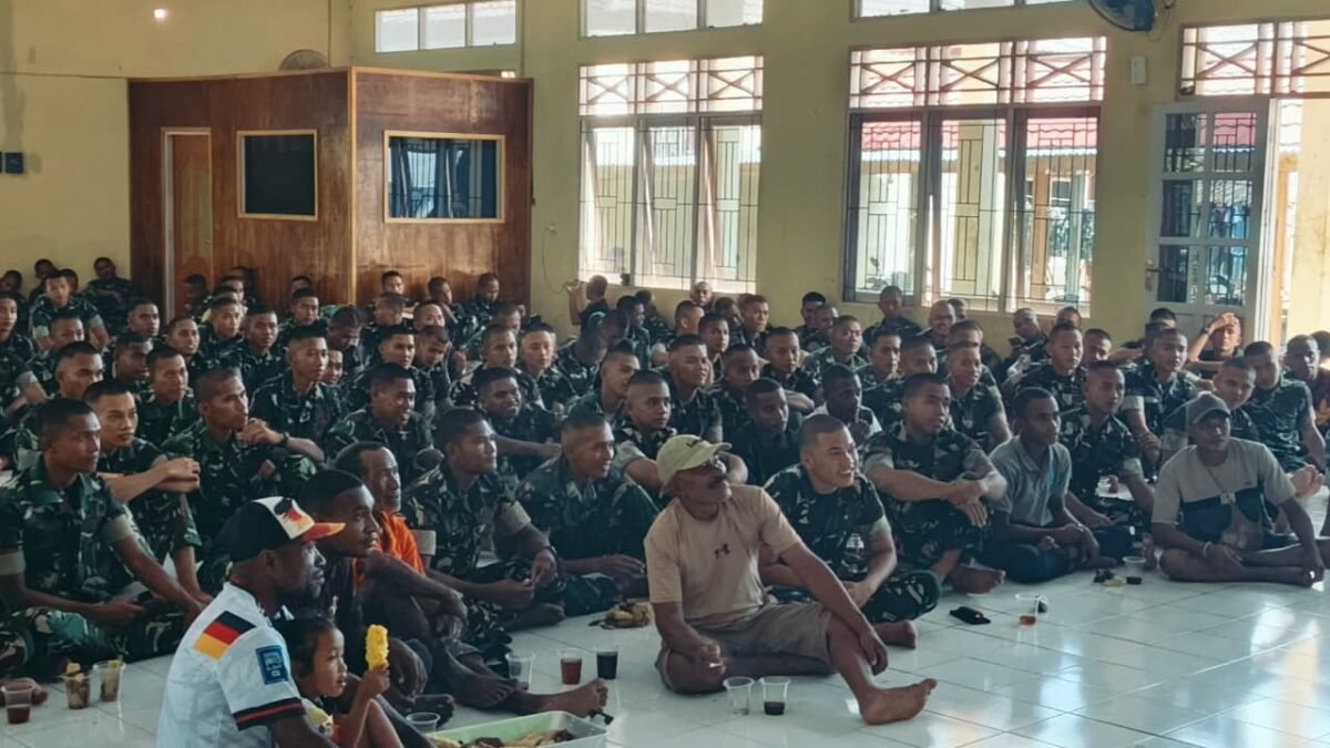 Yonif TP 859/RBK Gelar Nobar Piala Dunia 2026, Bangun Kebersamaan dengan Warga Aminweri