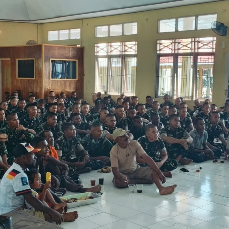 Yonif TP 859/RBK Gelar Nobar Piala Dunia 2026, Bangun Kebersamaan dengan Warga Aminweri