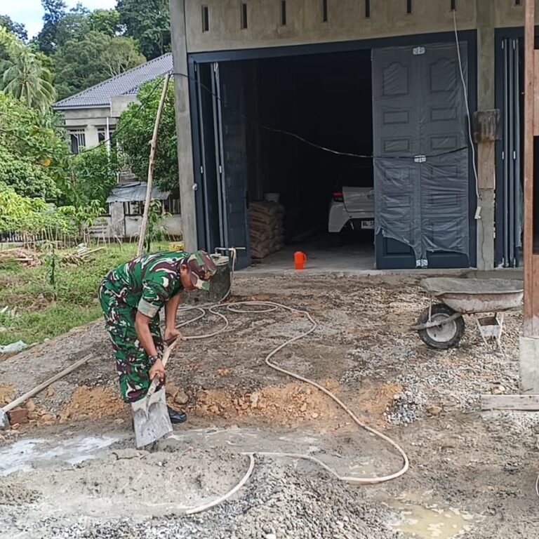 Babinsa Setia Bakti Turun Langsung Bantu Pengecoran Ruko Warga, Perkuat Budaya Gotong Royong