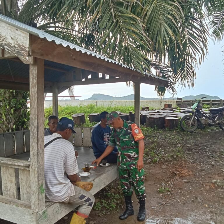 Komsos di Lhok Timon, Babinsa Edukasi Masyarakat Pentingnya Menjaga Pantai Bersih