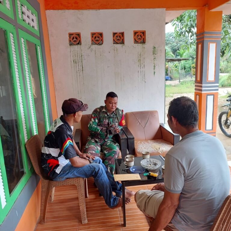 Pererat Silaturahmi, Babinsa Koramil 1203-15/Teluk Batang Laksanakan Komsos Bersama Warga Sungai Paduan