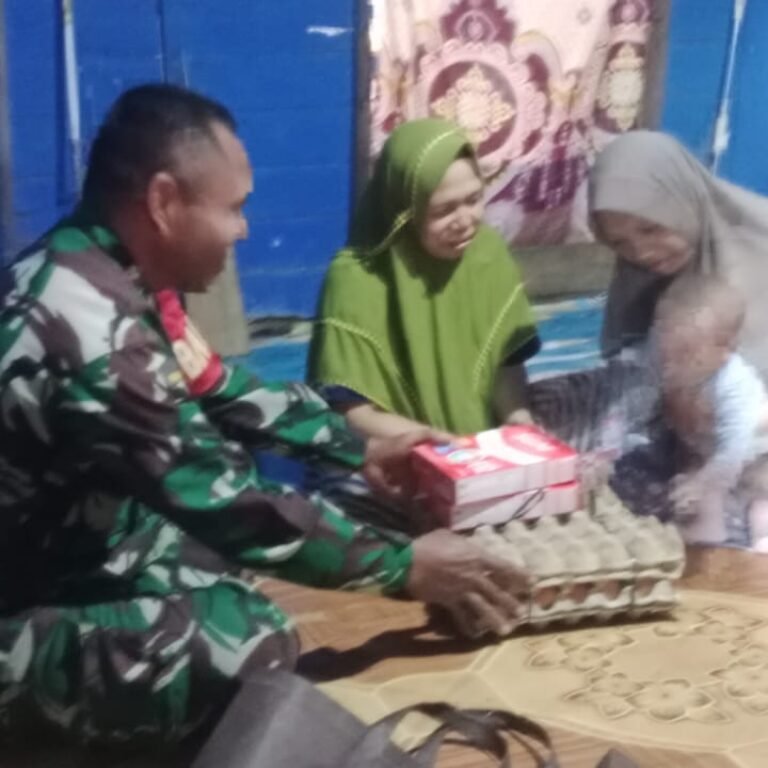 ‎Sertu Paulinus Atdjas Serahkan Telur dan Susu Bantu Pemulihan Gizi Buruk Anak Asuh Stunting‎
