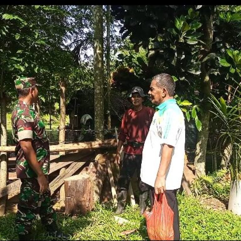 Perangi Hoaks, Babinsa Koramil 01/Jaya Ingatkan Warga Verifikasi Informasi Sebelum Membagikan