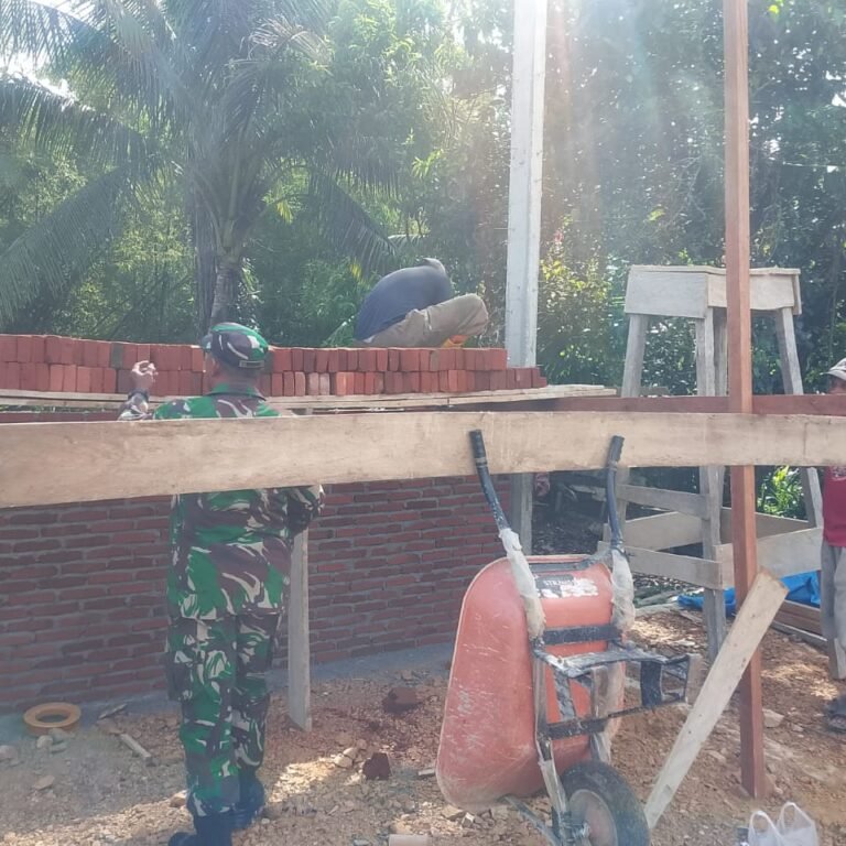 Babinsa Kodim 0114/Aceh Jaya Hadir Membantu Warga, Dukung Pembangunan Desa