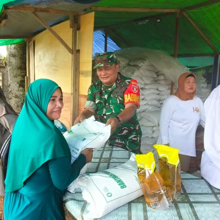Program Bantuan Pangan 2026 Mulai Disalurkan, Babinsa Sangatta Pastikan Proses Berjalan Lancar