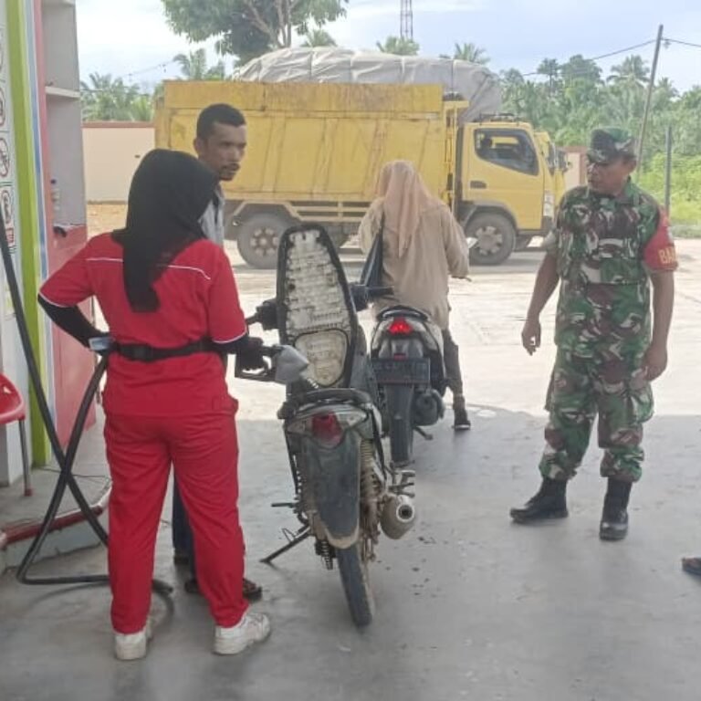 Babinsa Koramil 05/Panga Pastikan Stok dan Distribusi BBM Tetap Stabil untuk Masyarakat