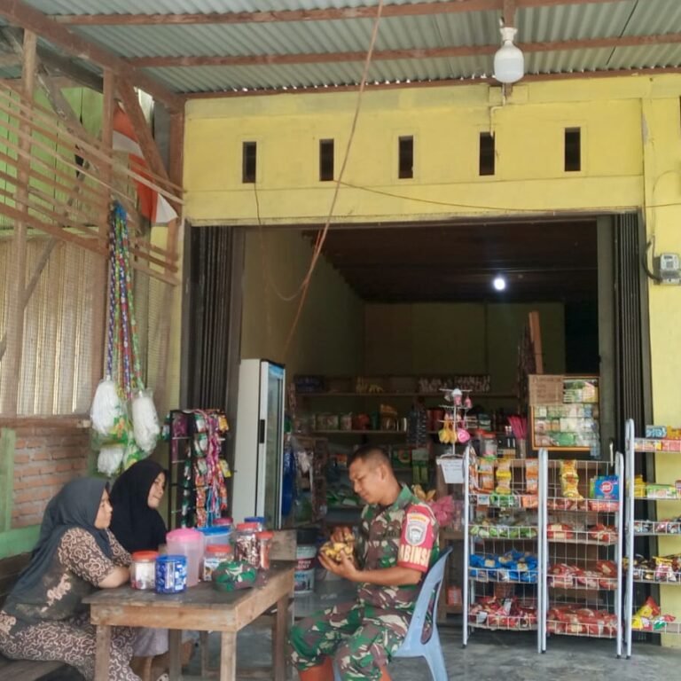 Komsos Babinsa Bersama Pedagang Sembako, Dorong Lingkungan Pasar Bersih dan Nyaman