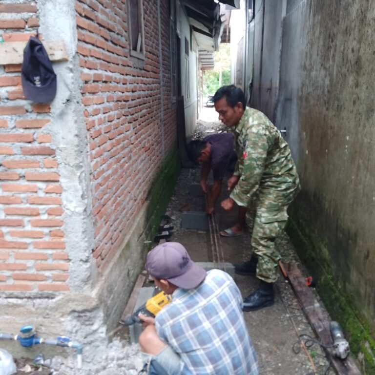 Babinsa Hadir di Tengah Masyarakat, Bantu Perakitan Besi Pondasi Rumah Warga Aceh Barat