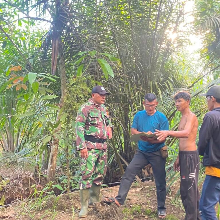 Babinsa Teluk Batang Dampingi Pengukuran Sengketa Tapal Batas Tanah Warga