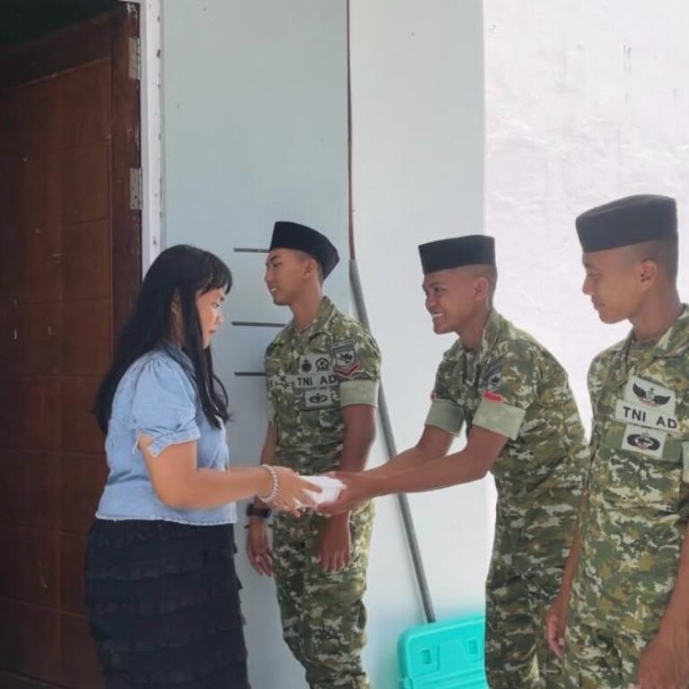 Yonif TP 859/RBK Dorong Kerukunan Umat Beragama Melalui Bakti Sosial dan Ibadah Bersama