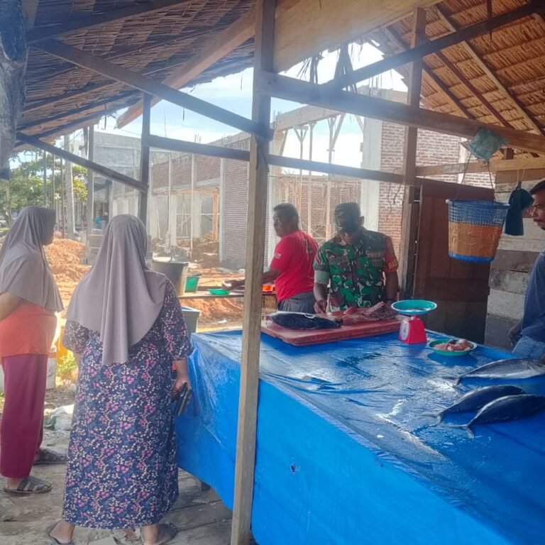 Babinsa Kodim 0114/Aceh Jaya Ingatkan Pedagang Ikan Jaga Kebersihan dan Hindari Penggunaan Formalin di Panga