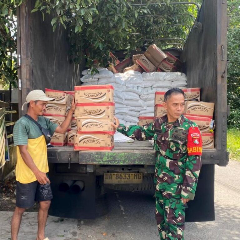 Pastikan Tepat Sasaran, Babinsa Desa Baluti Awasi Distribusi Beras dan Minyak Goreng