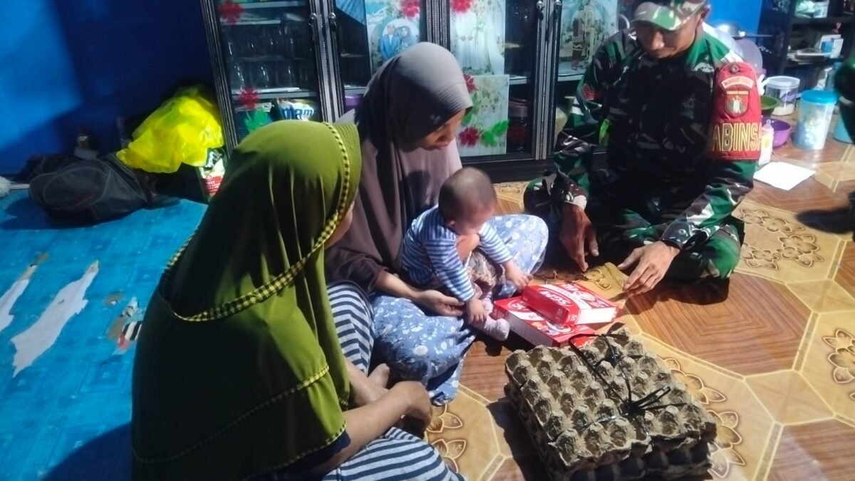 ‎Cegah Stunting, Babinsa Koramil 1005-09/Anjir Pasar Salurkan Bantuan