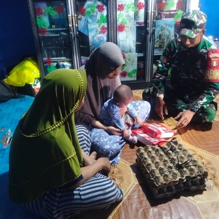 ‎Cegah Stunting, Babinsa Koramil 1005-09/Anjir Pasar Salurkan Bantuan