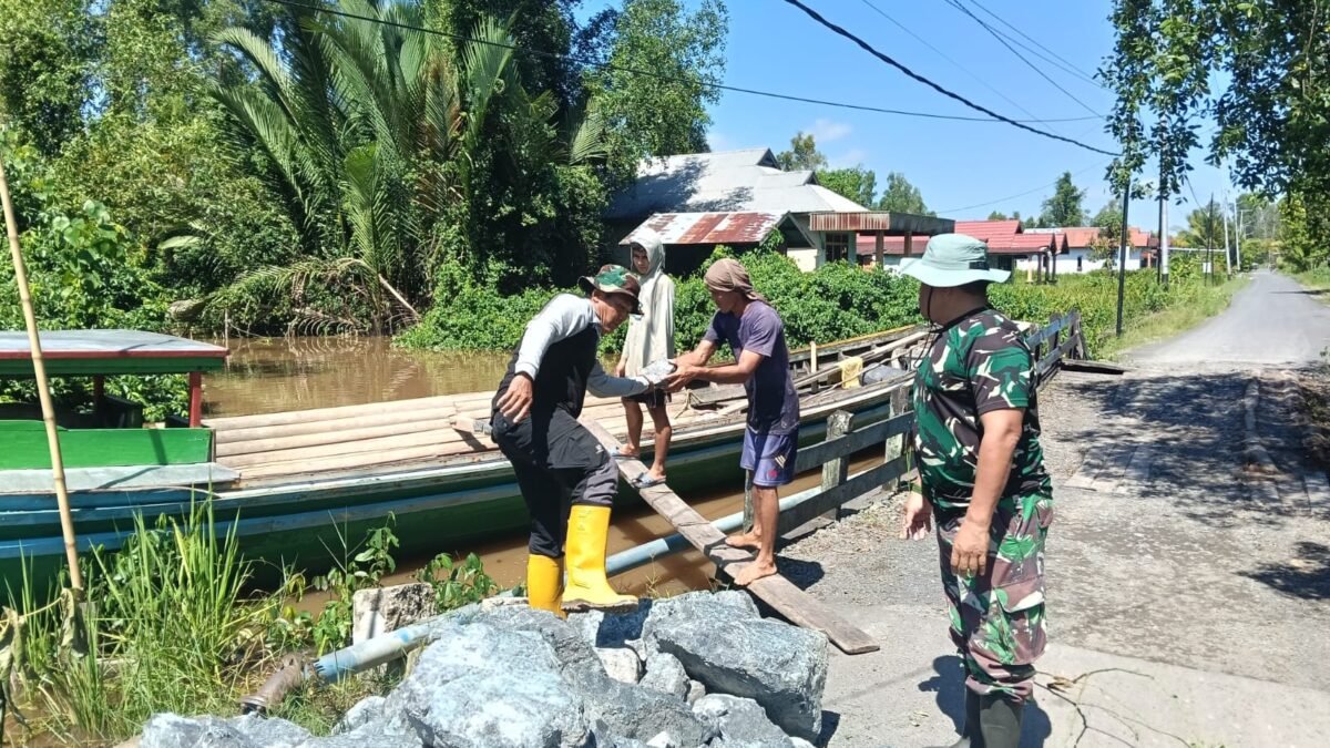Dukung Pemerataan Pembangunan, Kodim Banjar Bersama Warga Bangun Jembatan Beton di Tatah Makmur