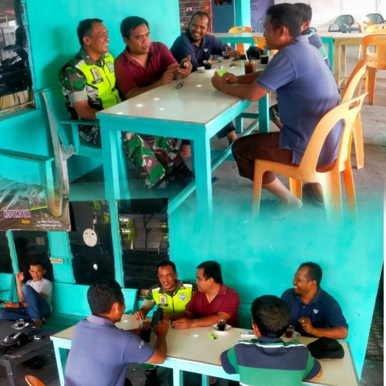 Pererat Hubungan dengan Warga, Babinsa Samatiga Gelar Komsos di Warung Kopi Desa