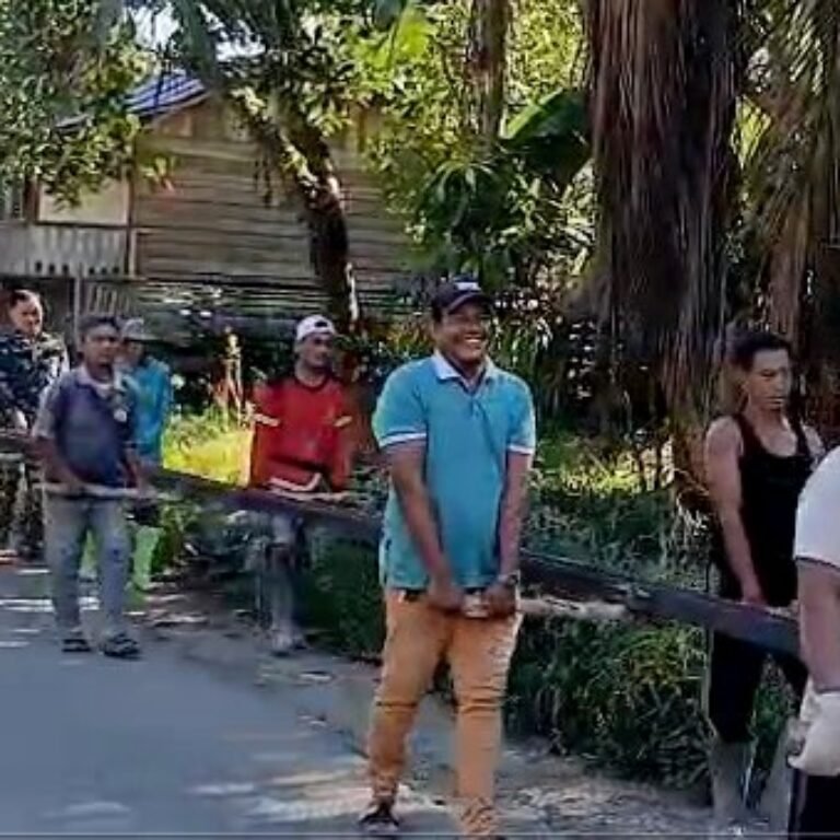 Jembatan Garuda Terus Dikebut, TNI dan Warga Kompak Angkat Konstruksi Baja Secara Manual