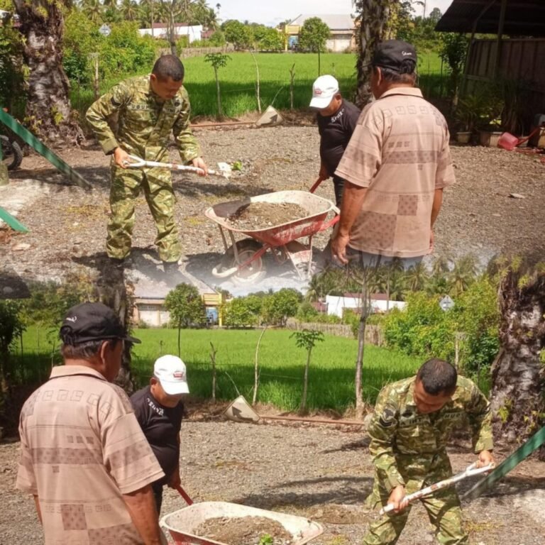 Lihat Warga Kesulitan, Babinsa Aceh Barat Langsung Turun Angkut Pasir hingga Tuai Apresiasi