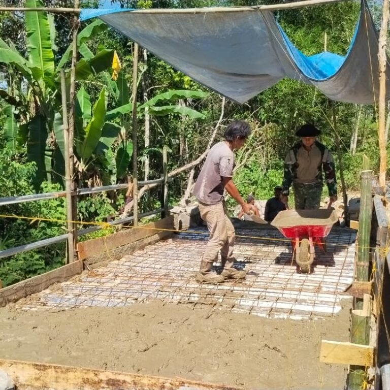 Babinsa Koramil Binuang Terjun ke Lokasi, Pengecoran Jembatan Garuda Jadi Simbol Kebersamaan Warga Tapin