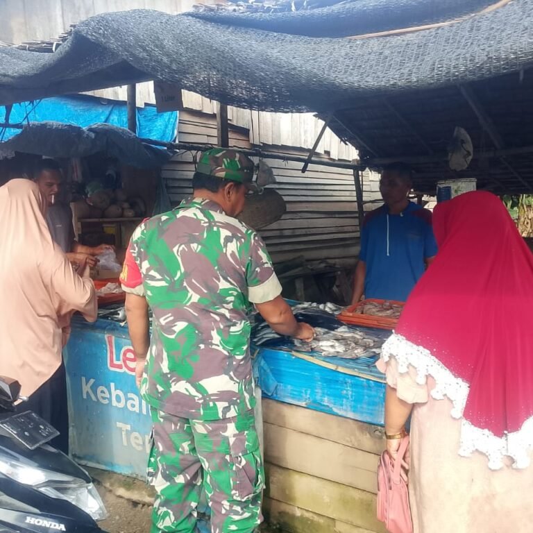 Babinsa Panga Edukasi Pedagang Ikan Jaga Kebersihan dan Hindari Penggunaan Formalin di Aceh Jaya