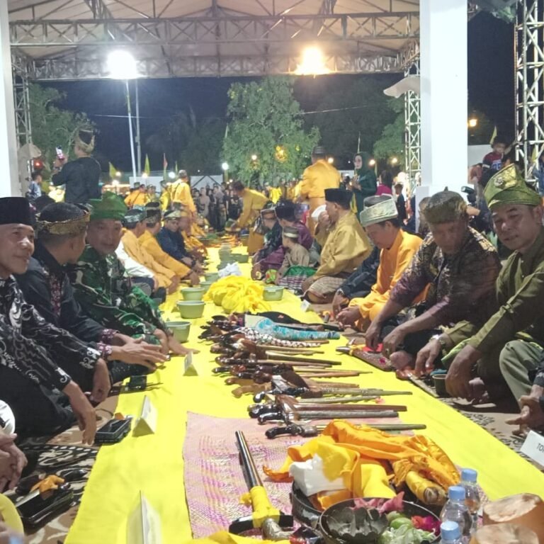 Pasi Ops Kodim 1203/Ketapang Hadiri Prosesi Pencucian Senjata Pusaka Tanah Kayong
