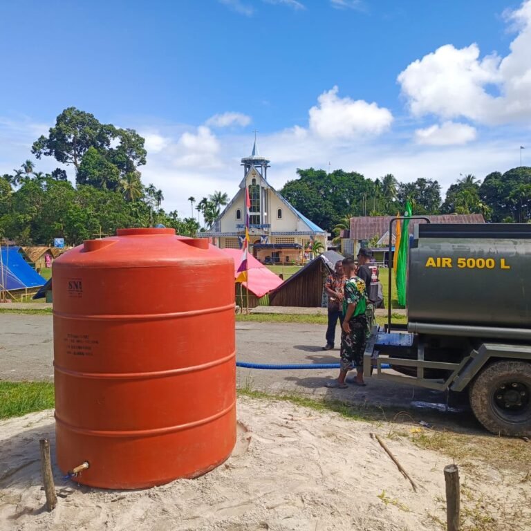 Peduli Kebutuhan Dasar Masyarakat, Yonif TP 859/RBK Kirim Bantuan Air Bersih ke Distrik Supiori Selatan